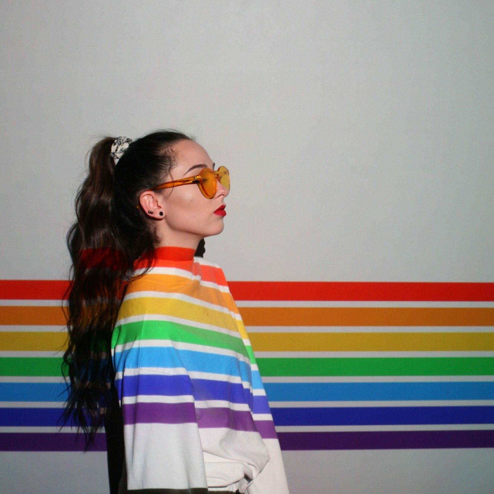 frau mit regenbogenfarben