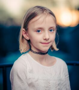 kleines mädchen mit ohrsteckern