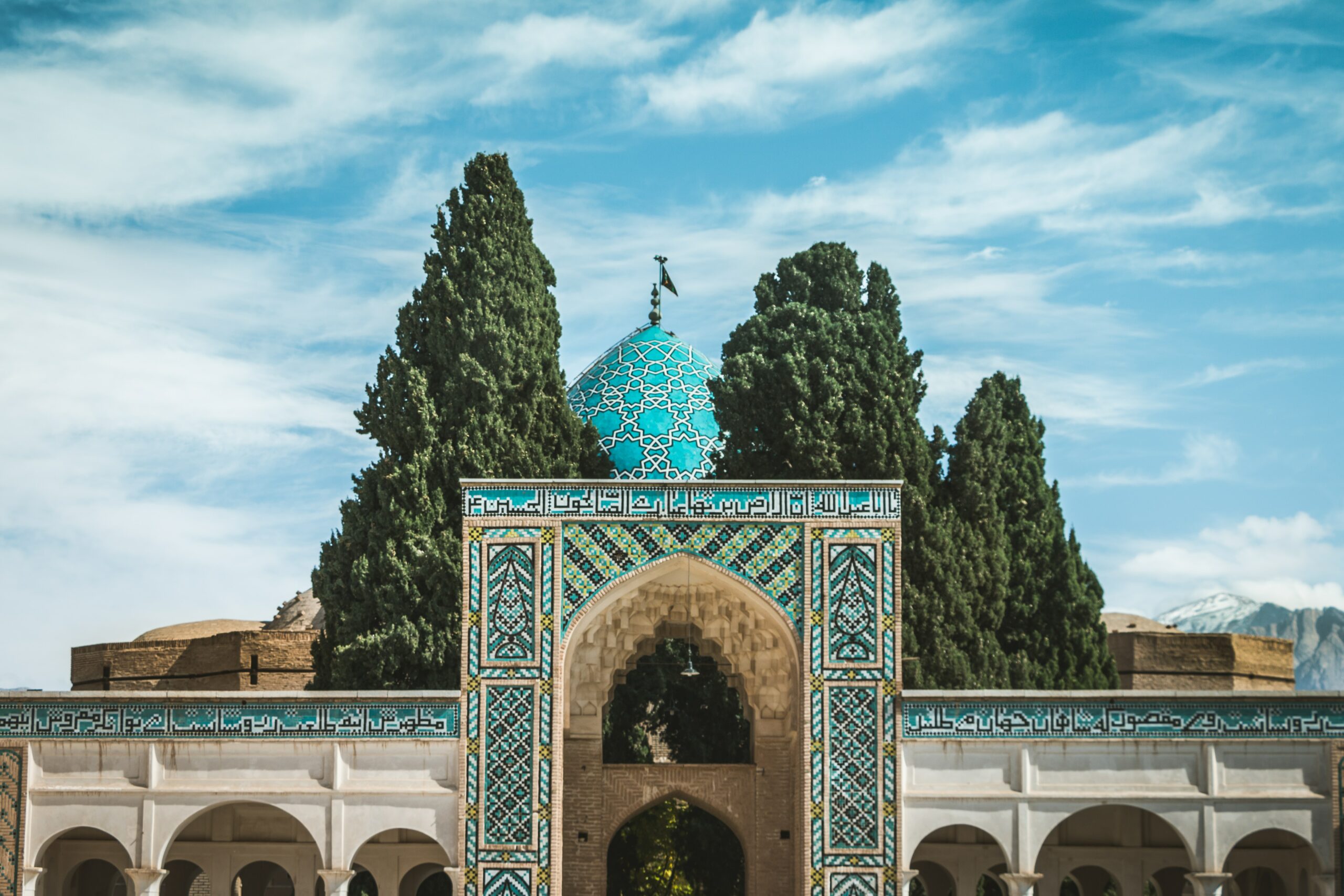 Moschee mit Bäumen